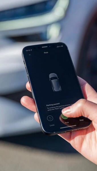 Parkolás mobilról – így működik a Škoda távoli parkolórendszere