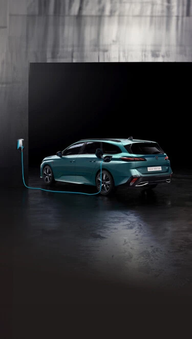 Új tölthető hibrid hajtást kap a Peugeot 308 és a Peugeot 408