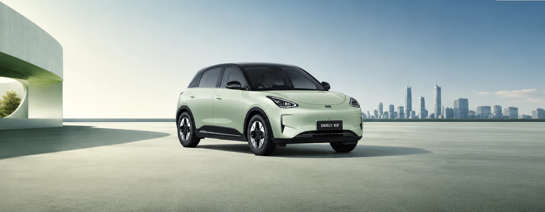 Érkezik a Geely új elektromos kisautója, az E2