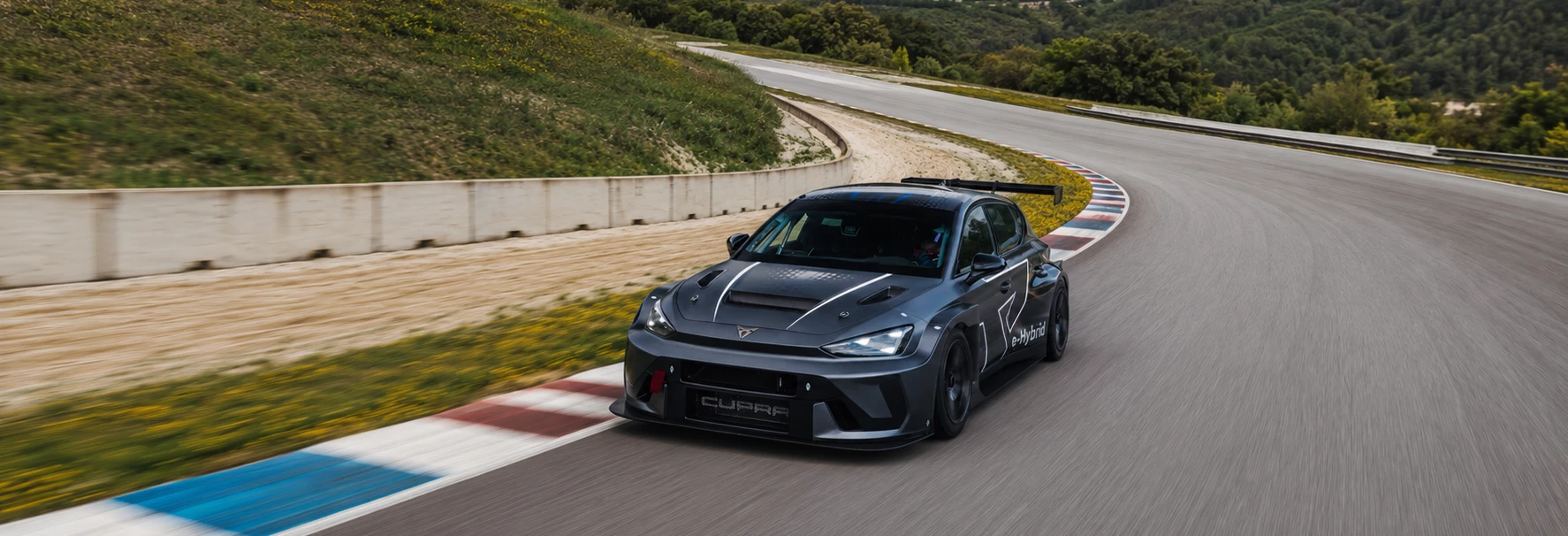 Bemutatkozott a CUPRA Leon VZ e-HYBRID Racer