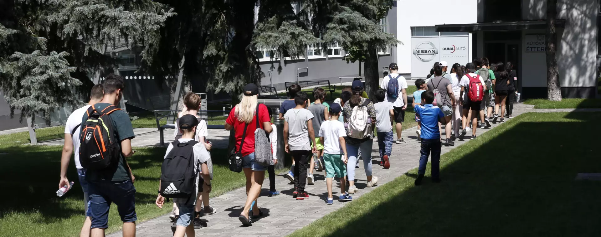 Gyermeklátogatás a Duna Autónál