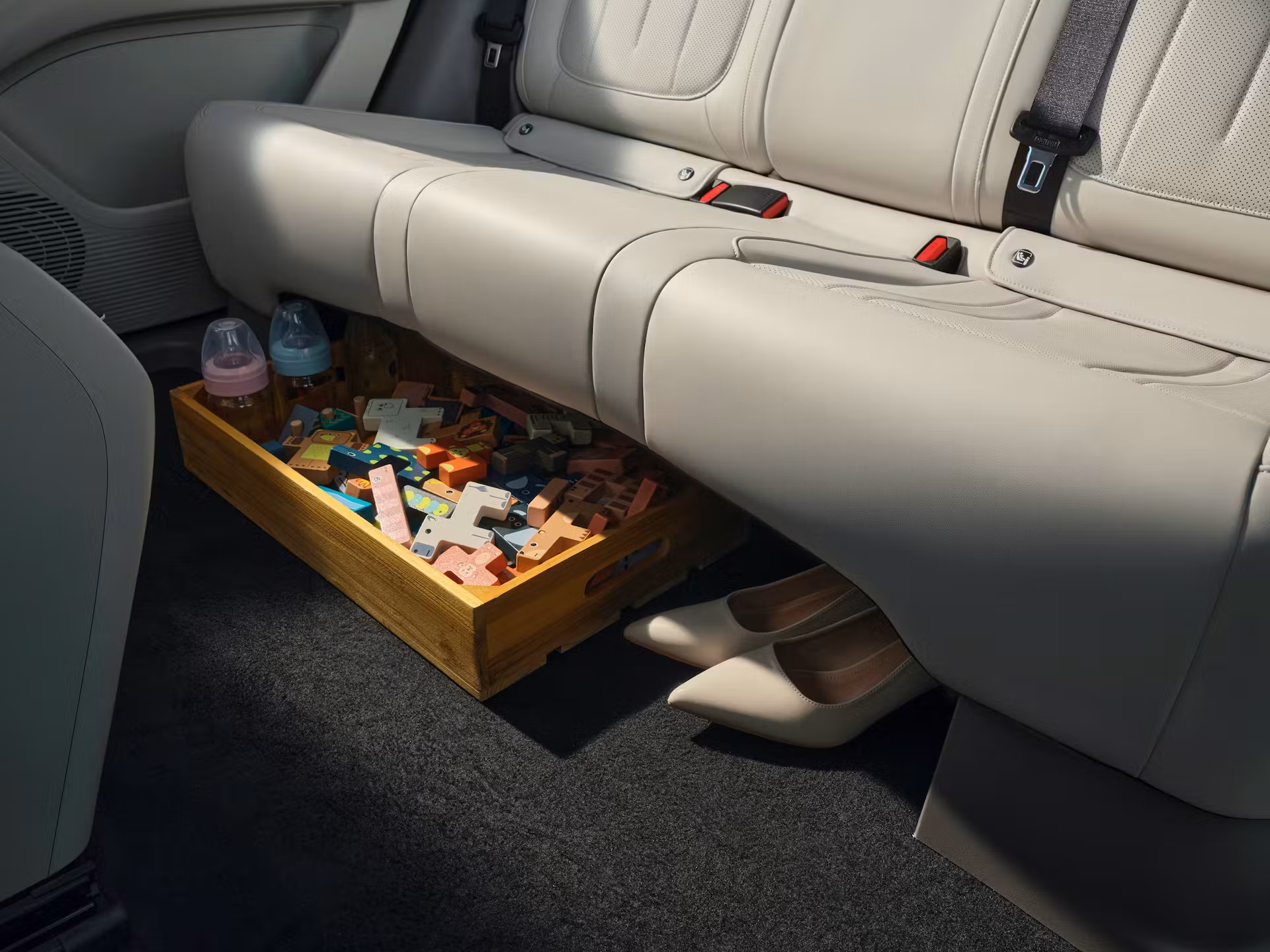 Geely E2 belső tárolóhelyek