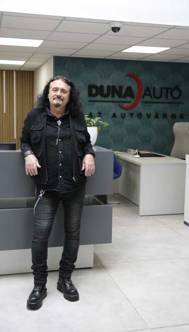 Rocklegendával erősít a Duna Autó