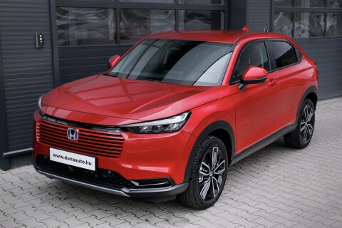 HR-V 1.5 i-MMD Hybrid Elegance eCVT KÉSZLETRŐL. METÁLFÉNY AZ ÁRBAN