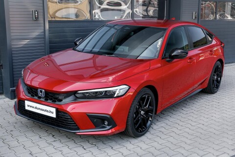 CIVIC 2.0 i-MMD Hybrid Sport eCVT METÁLFÉNY AZ ÁRBAN. KÉSZLETRŐL