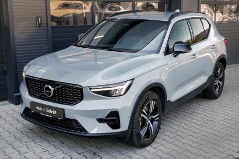 XC40 2.0 [B3] MHEV Plus Dark DCT Magyarországi. vezetett szervizkönyv
