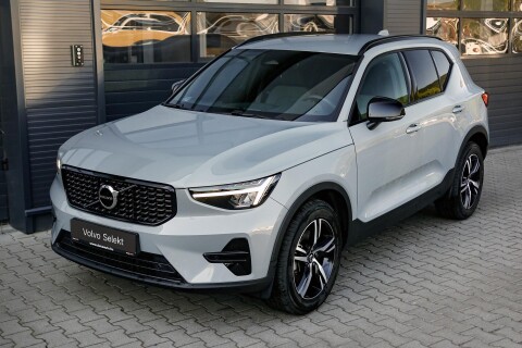 XC40 2.0 [B3] MHEV Plus Dark DCT Magyarországi. vezetett szervizkönyv