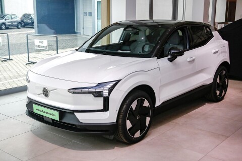 EX30 Single Motor Extended Range Ultra Raktári autó ajánlat Business kedvezménnyel. MY26-os modell